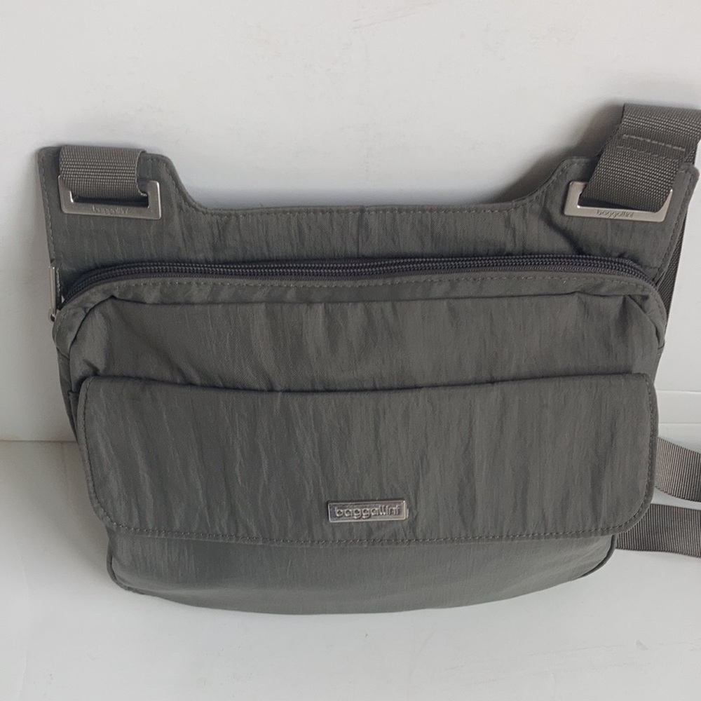 Baggallini Hailey gray (taupey) crossbody adjustable strap bag - Picture 7 of 16